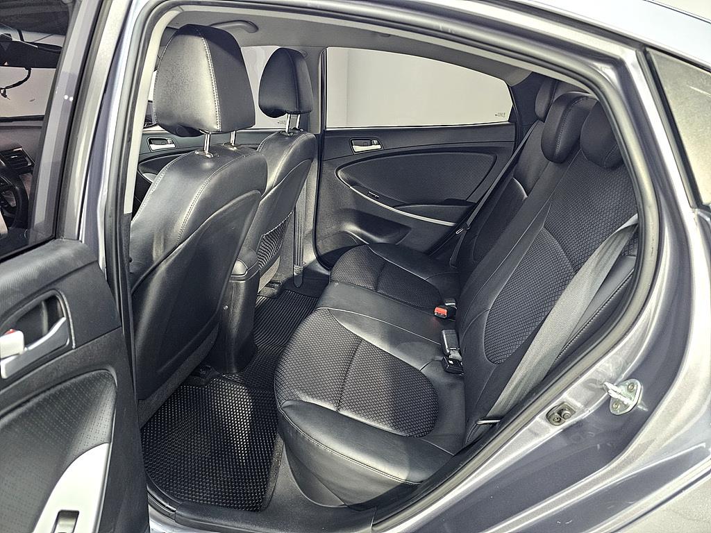 HYUNDAI Accent - Vista 9