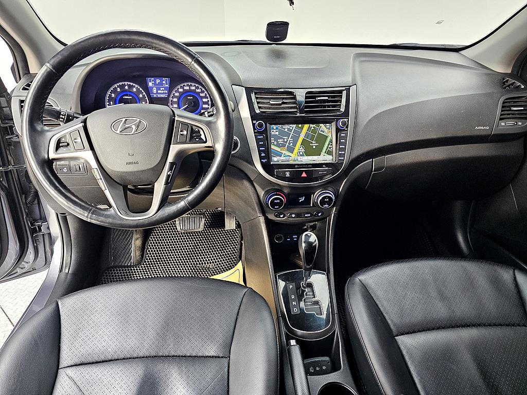 HYUNDAI Accent - Vista 5