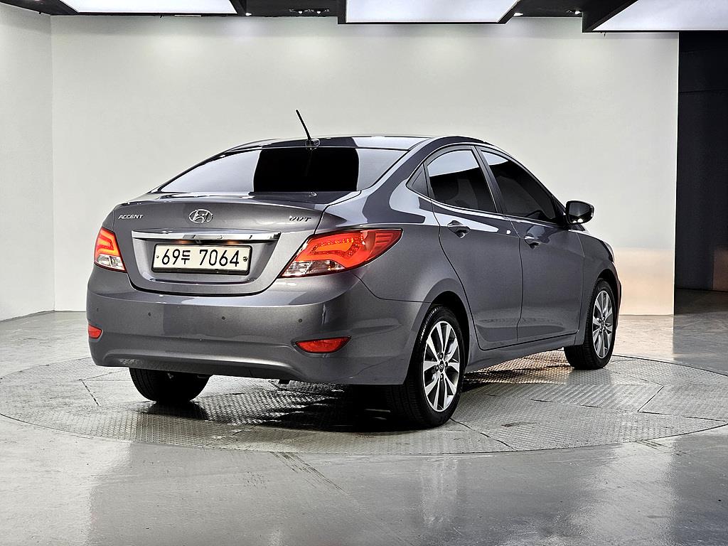 HYUNDAI Accent - Vista 4