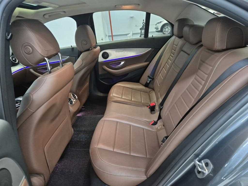 Mercedes Benz E class - Vista 12