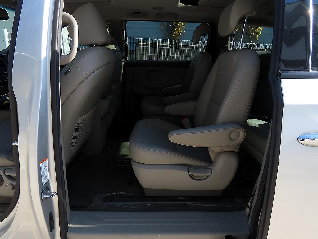 KIA Carnival - Vista 6