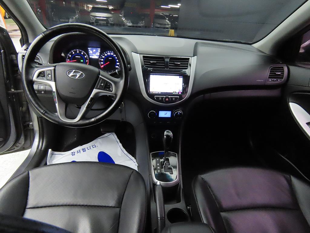 HYUNDAI Accent - Vista 7