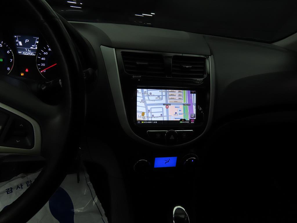 HYUNDAI Accent - Vista 10