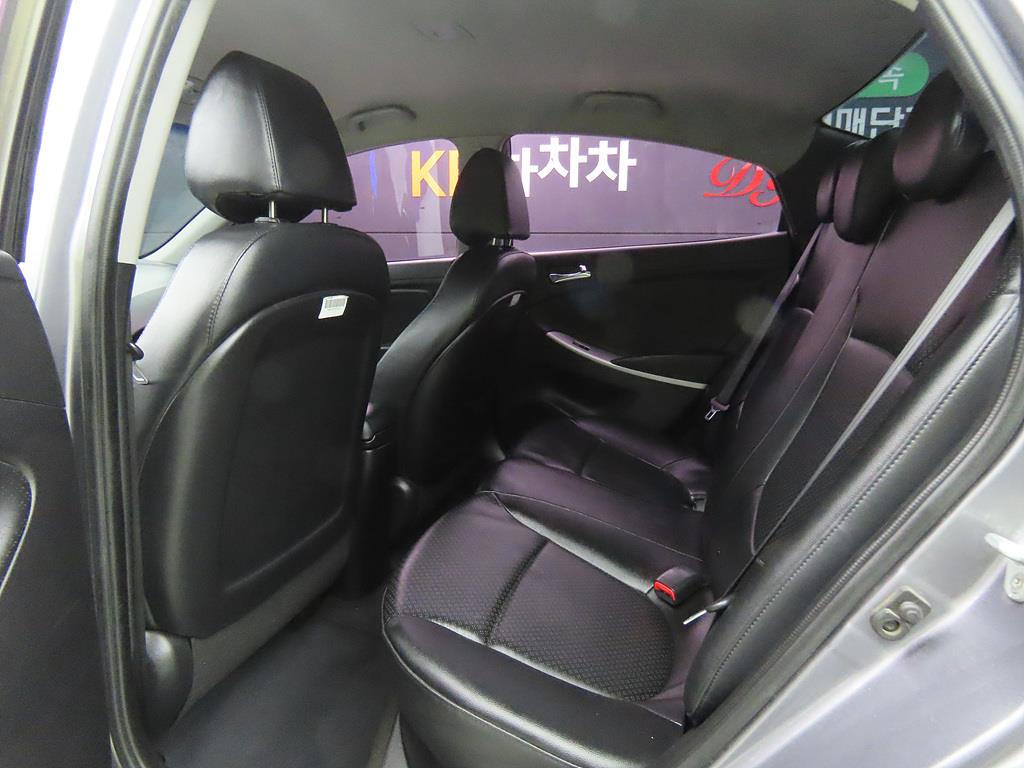 HYUNDAI Accent - Vista 6