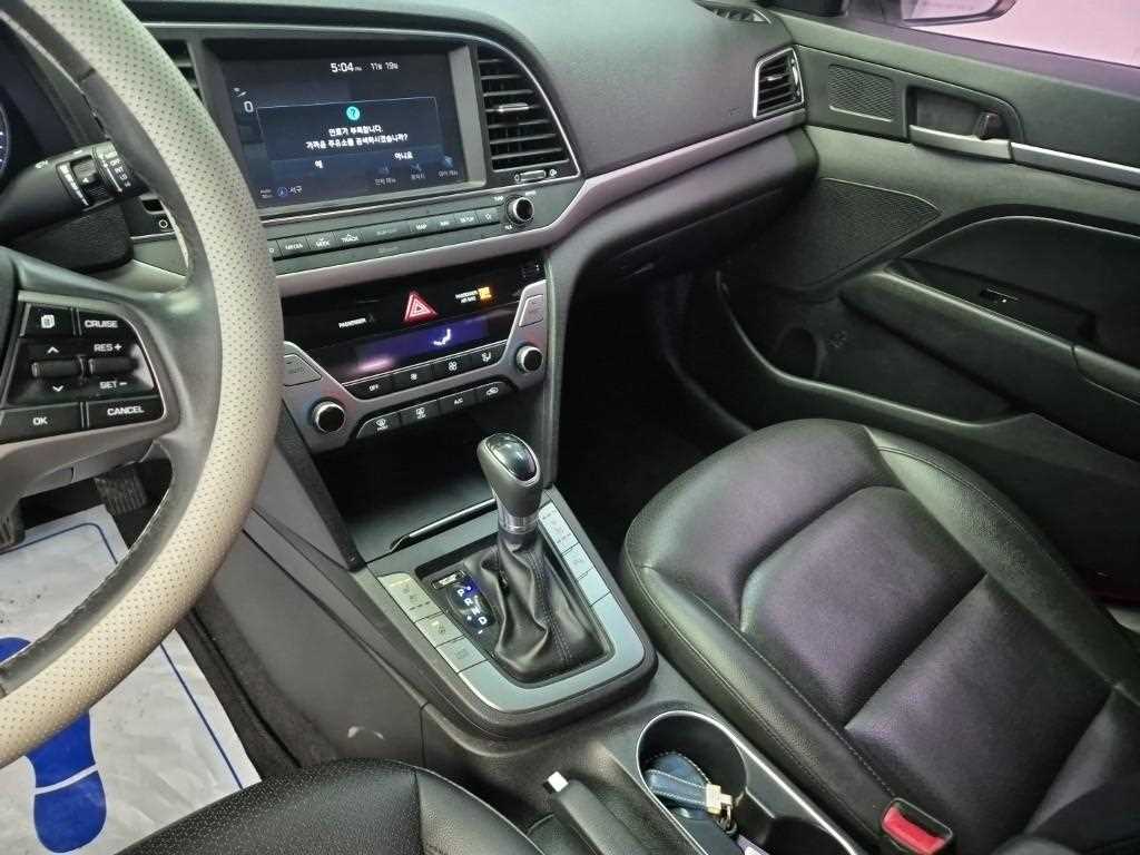 HYUNDAI Avante - Vista 10