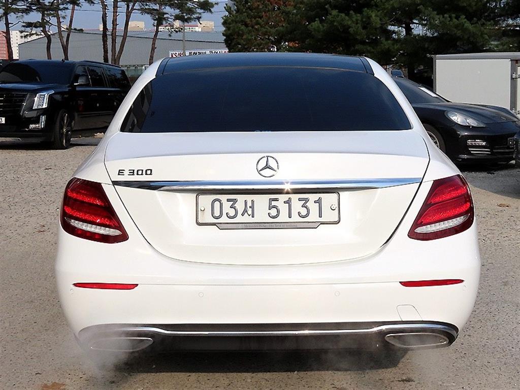 Mercedes Benz E class - Vista 4