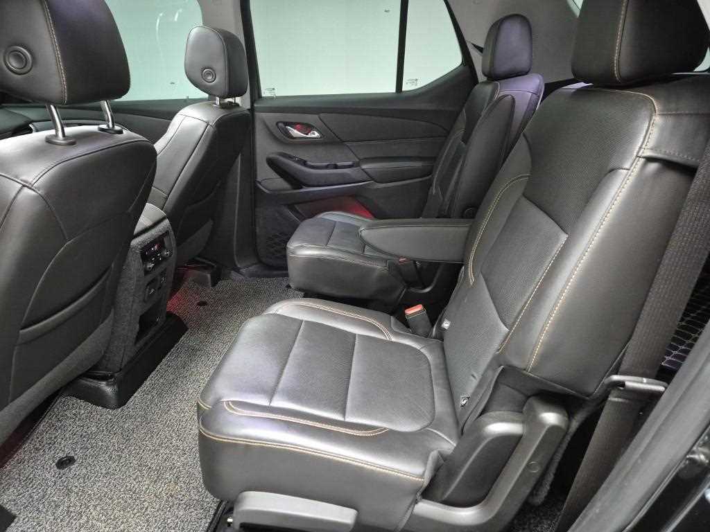 Chevrolet Travers - Vista 12