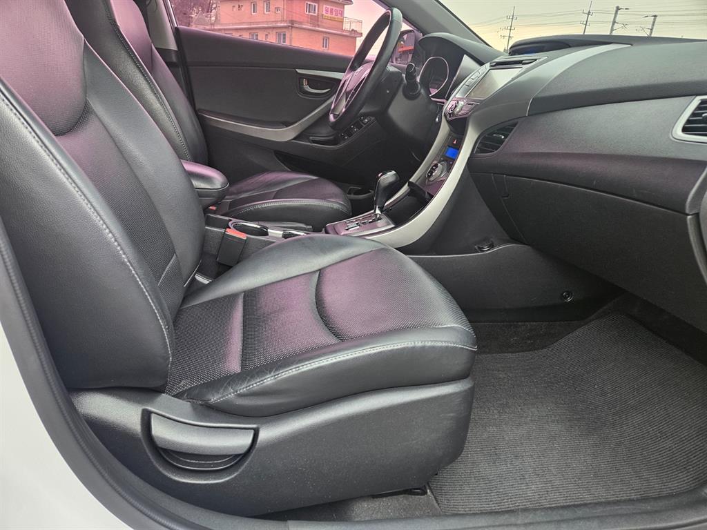 HYUNDAI Avante - Vista 8