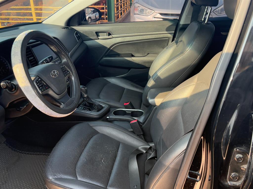 HYUNDAI Avante - Vista 10