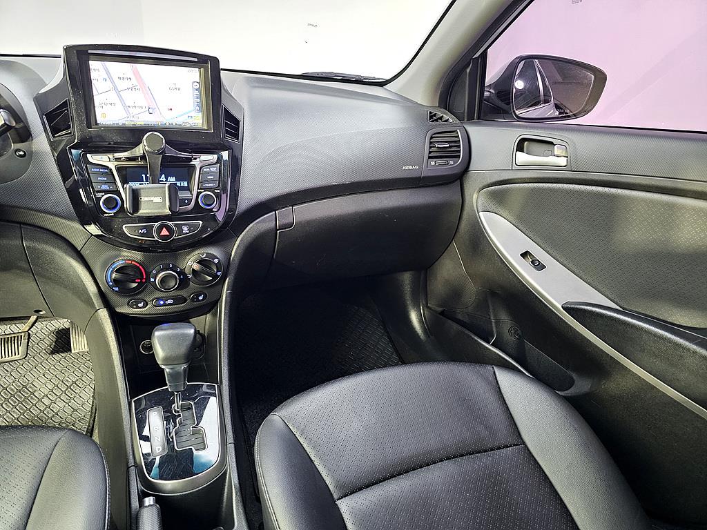 HYUNDAI Accent - Vista 10