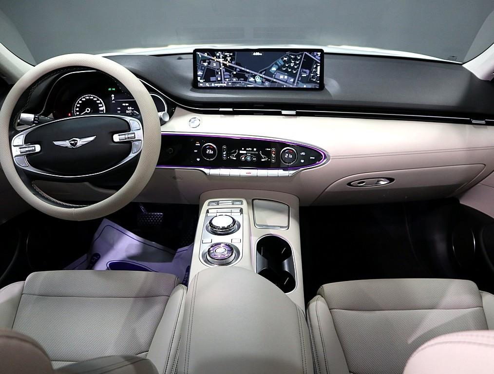 Genesis GV70 - Vista 5