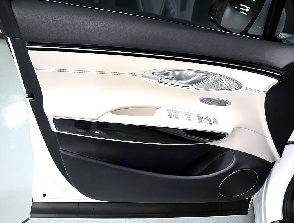 Genesis GV70 - Vista 8