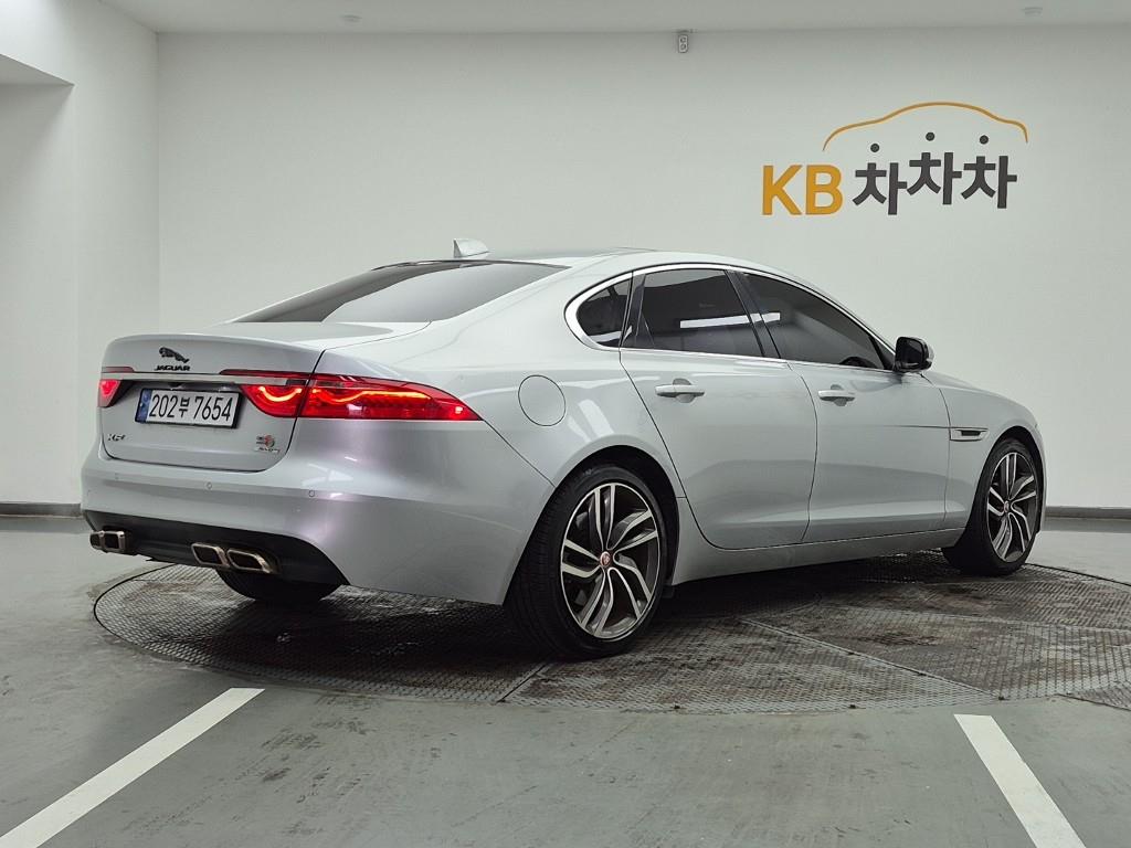 Jaguar XF - Vista 4