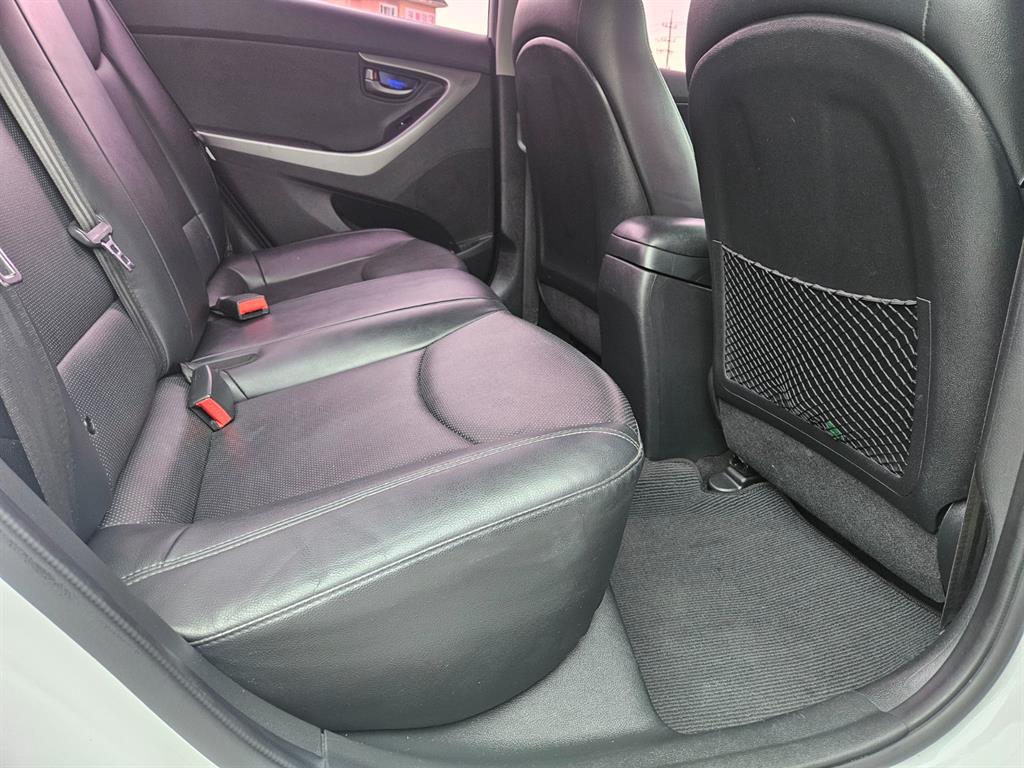 HYUNDAI Avante - Vista 9