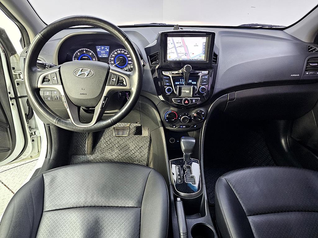 HYUNDAI Accent - Vista 5