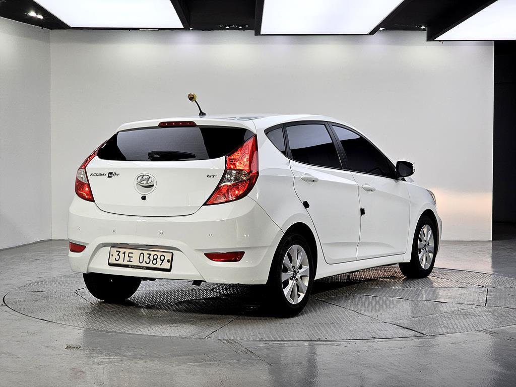 HYUNDAI Accent - Vista 4