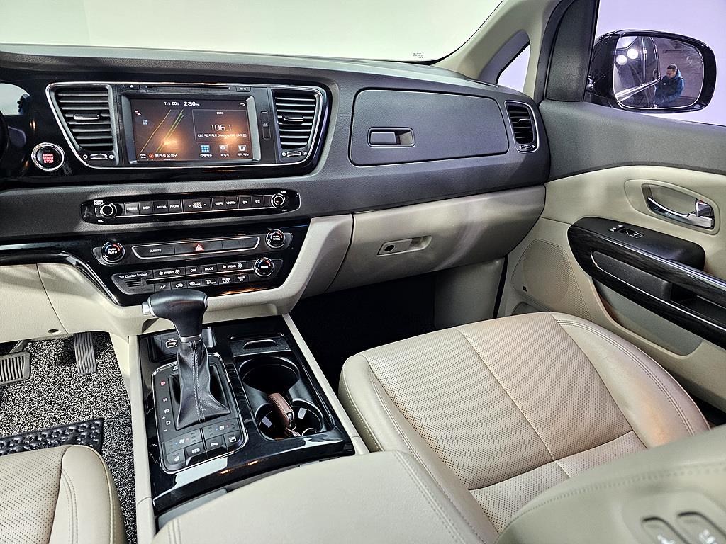 KIA Carnival - Vista 10