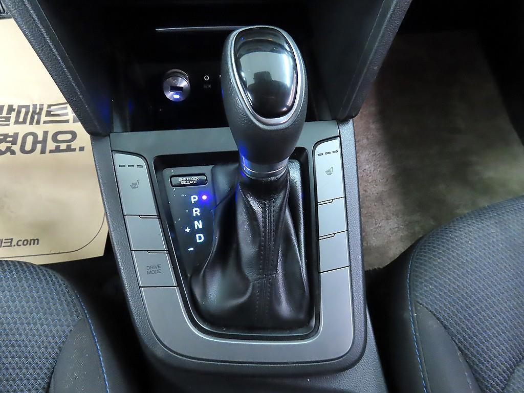 HYUNDAI Avante - Vista 10