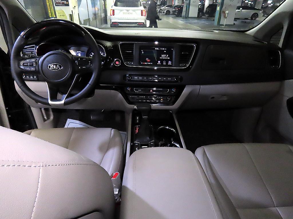 KIA Carnival - Vista 10