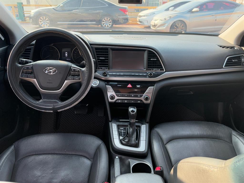 HYUNDAI Avante - Vista 5