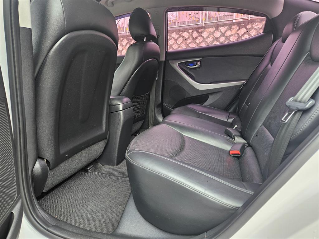 HYUNDAI Avante - Vista 7