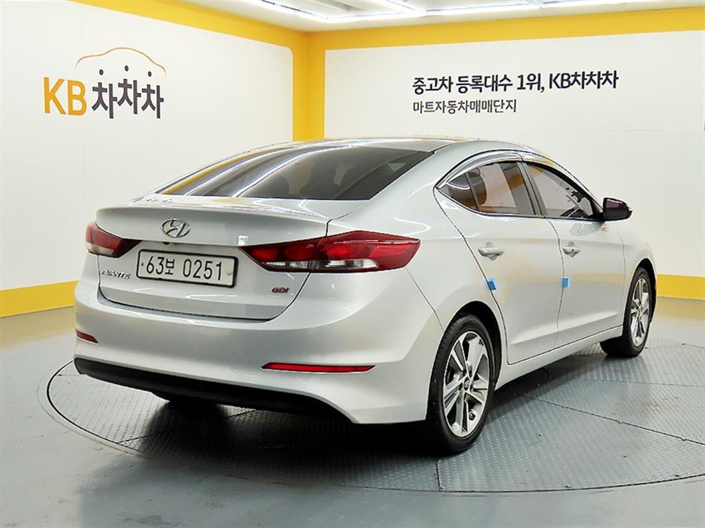 HYUNDAI Avante - Vista 4