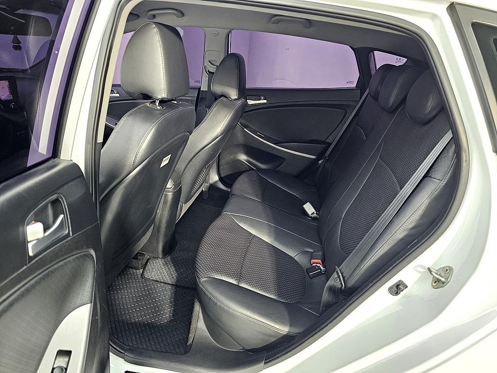 HYUNDAI Accent - Vista 9