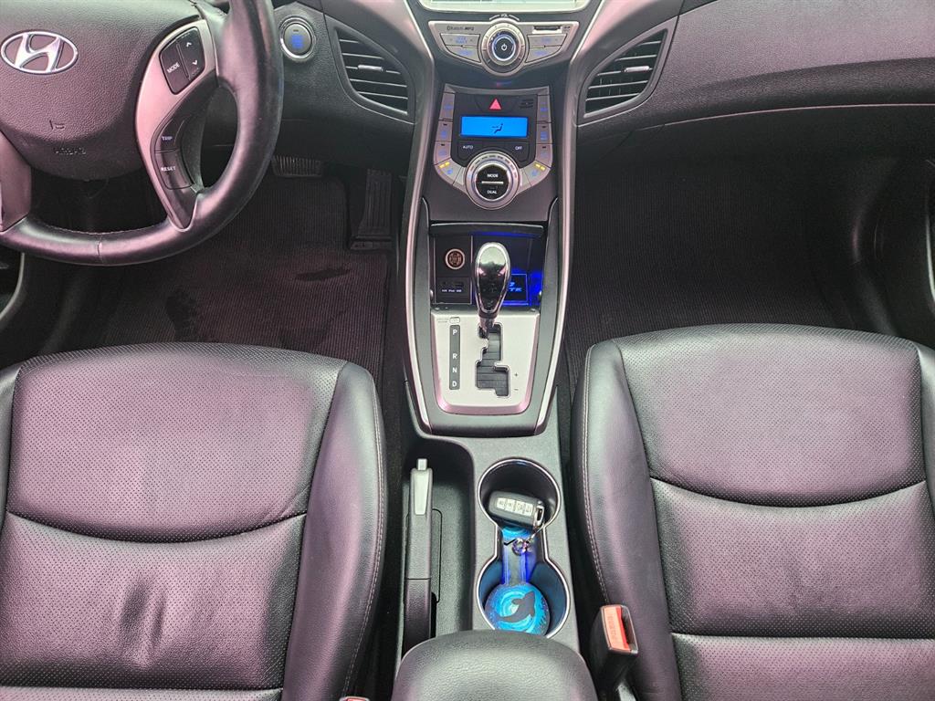 HYUNDAI Avante - Vista 10