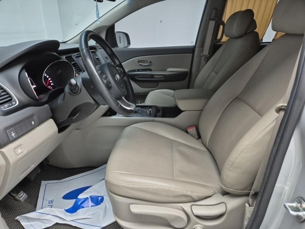 KIA Carnival - Vista 11