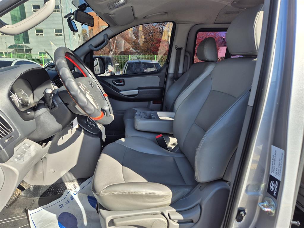 HYUNDAI Starex - Vista 7