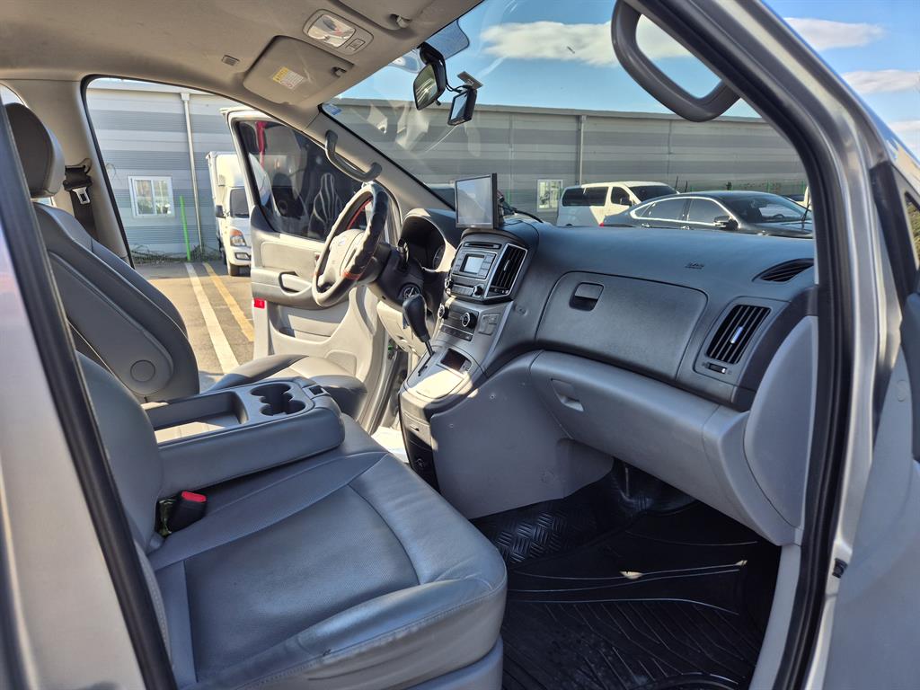 HYUNDAI Starex - Vista 10