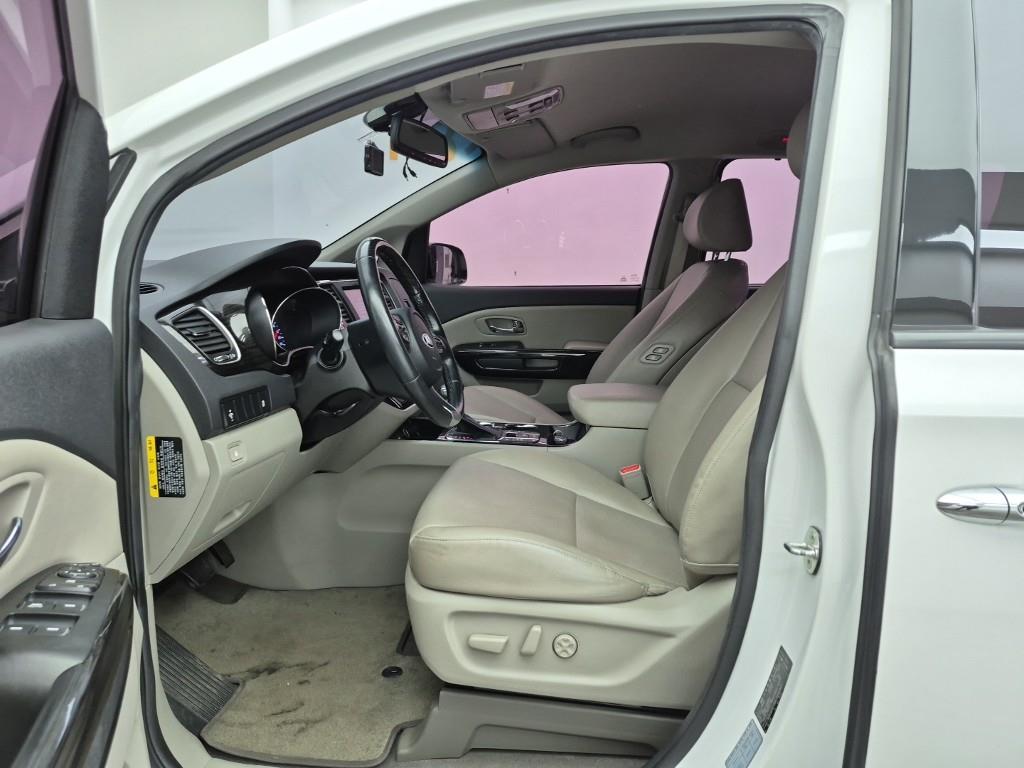 KIA Carnival - Vista 11