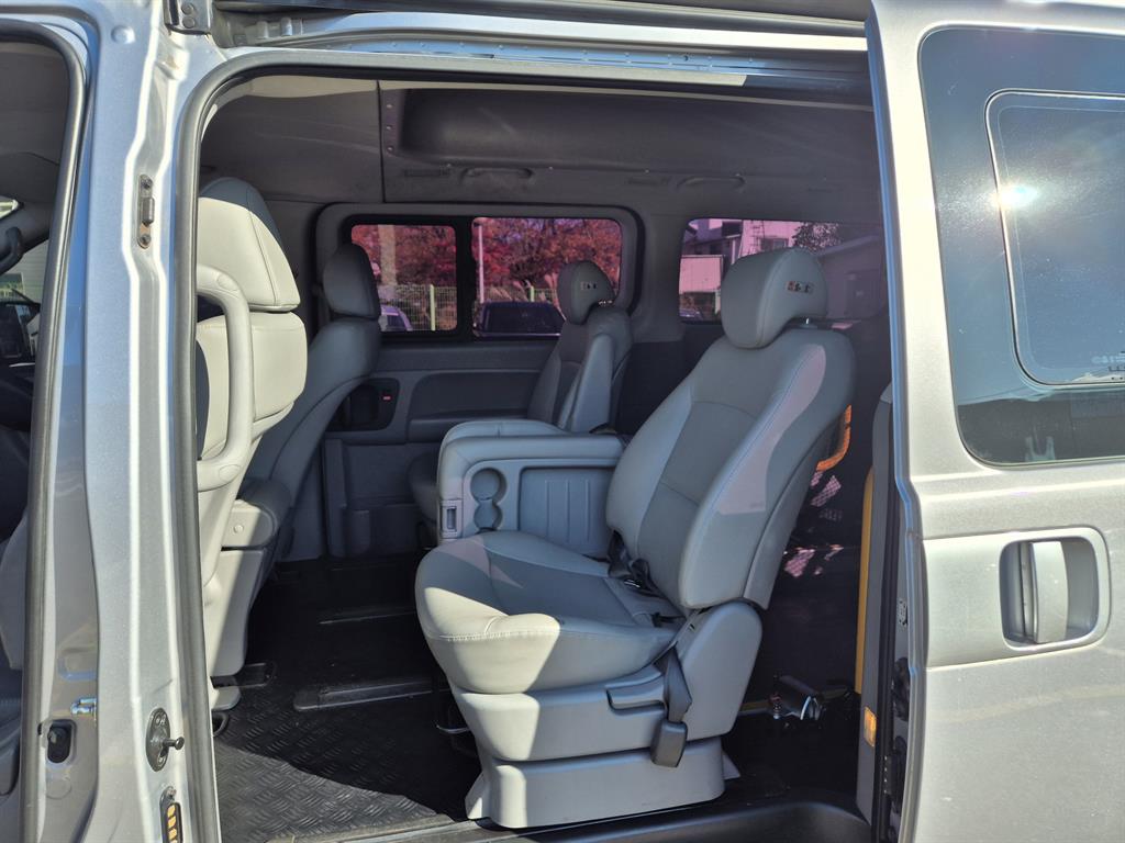 HYUNDAI Starex - Vista 8