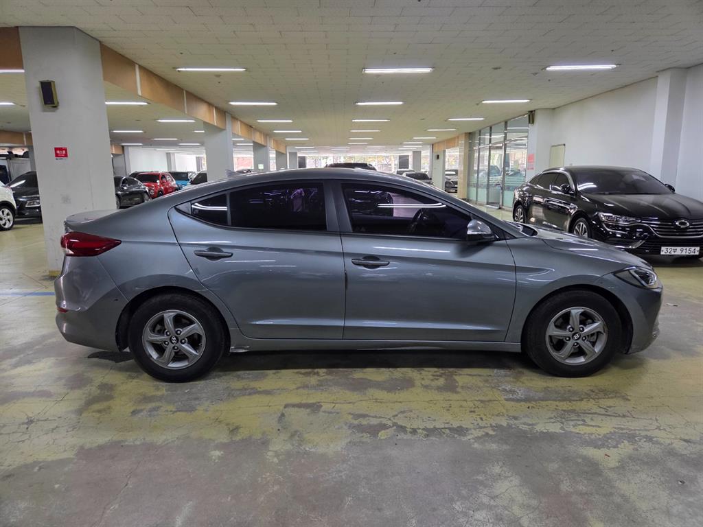 HYUNDAI Avante - Vista 5