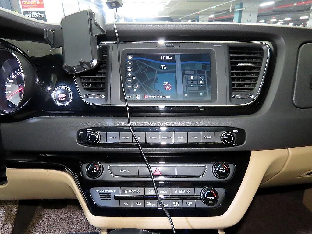 KIA Carnival - Vista 11