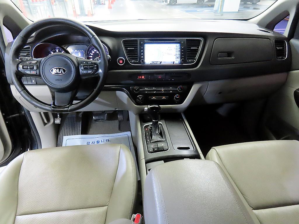 KIA Carnival - Vista 11