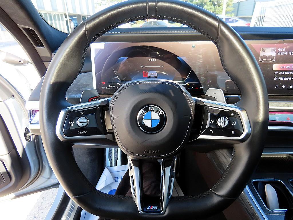 BMW 7 Series - Vista 8