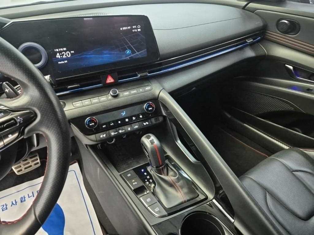 HYUNDAI Avante - Vista 10