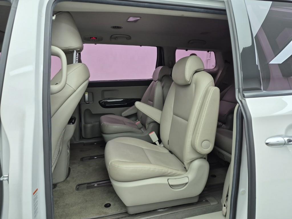KIA Carnival - Vista 12