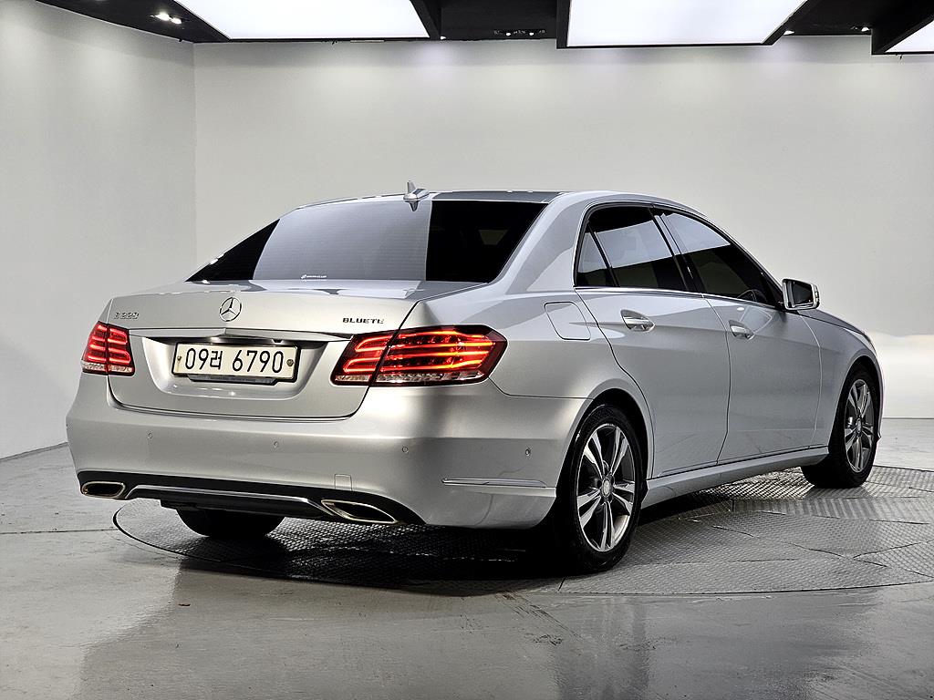 Mercedes Benz E class - Vista 4