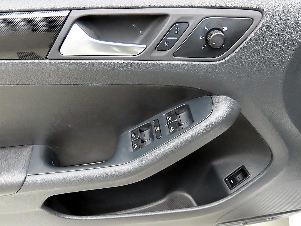 Volkswagen Jetta - Vista 11