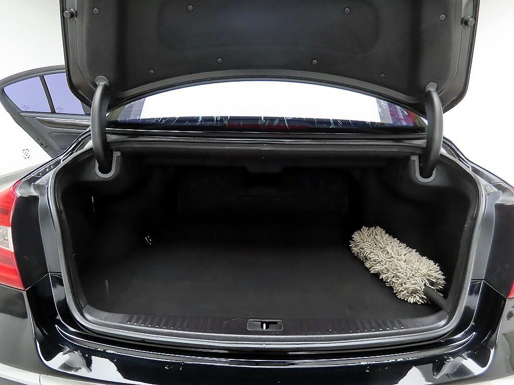 HYUNDAI Genesis - Vista 5