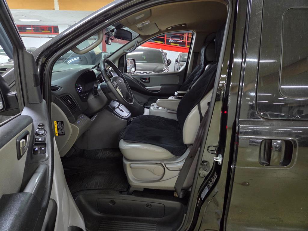 HYUNDAI Starex - Vista 6