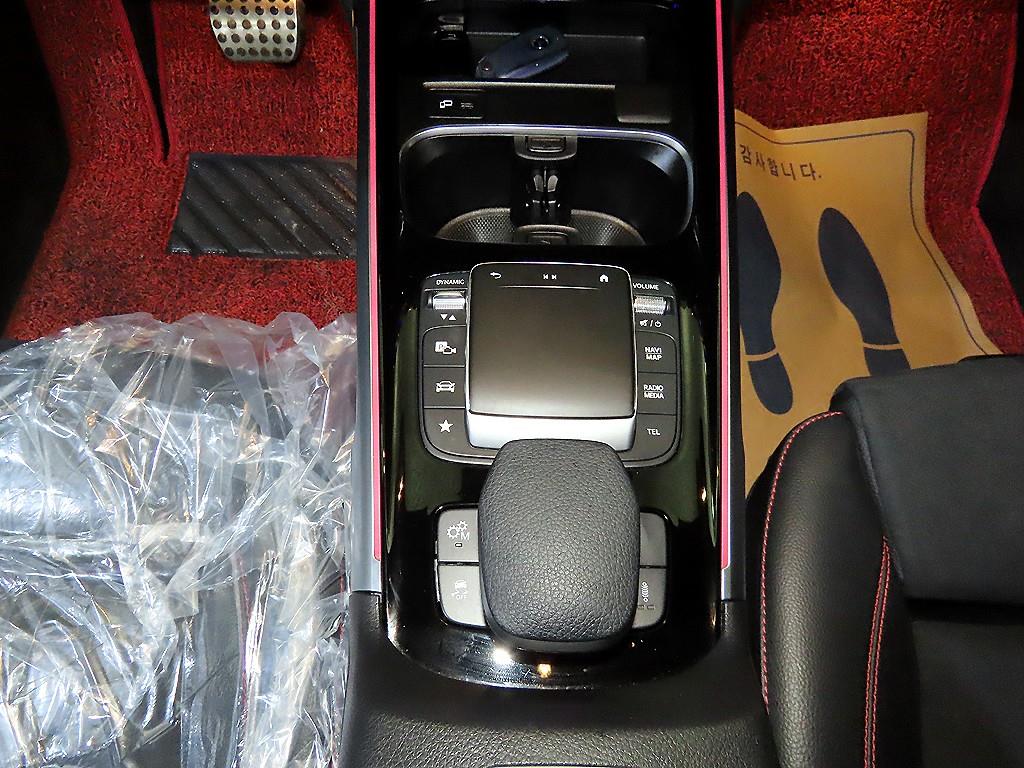 Mercedes Benz GLB Class - Vista 12