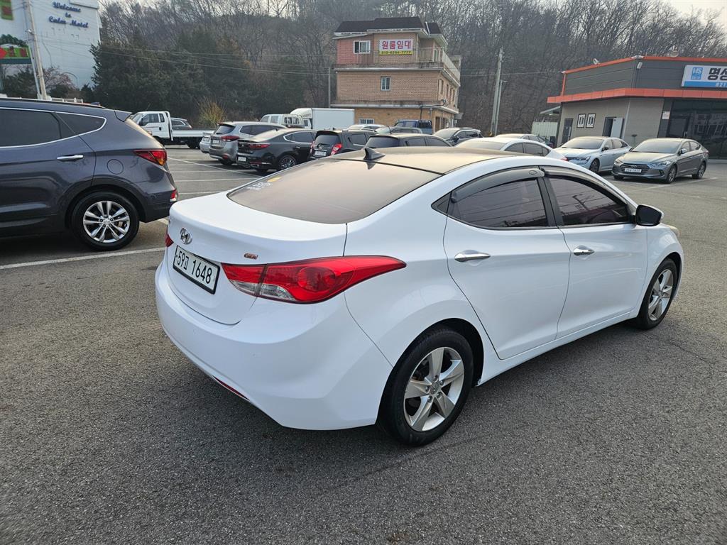 HYUNDAI Avante - Vista 4