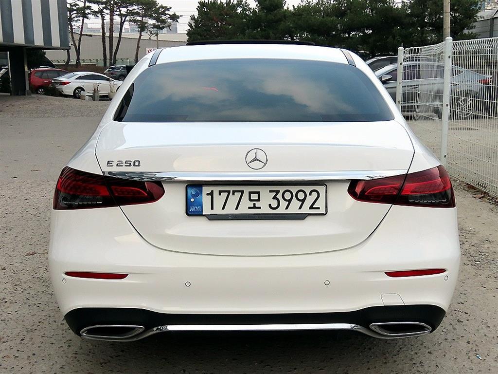 Mercedes Benz E class - Vista 4