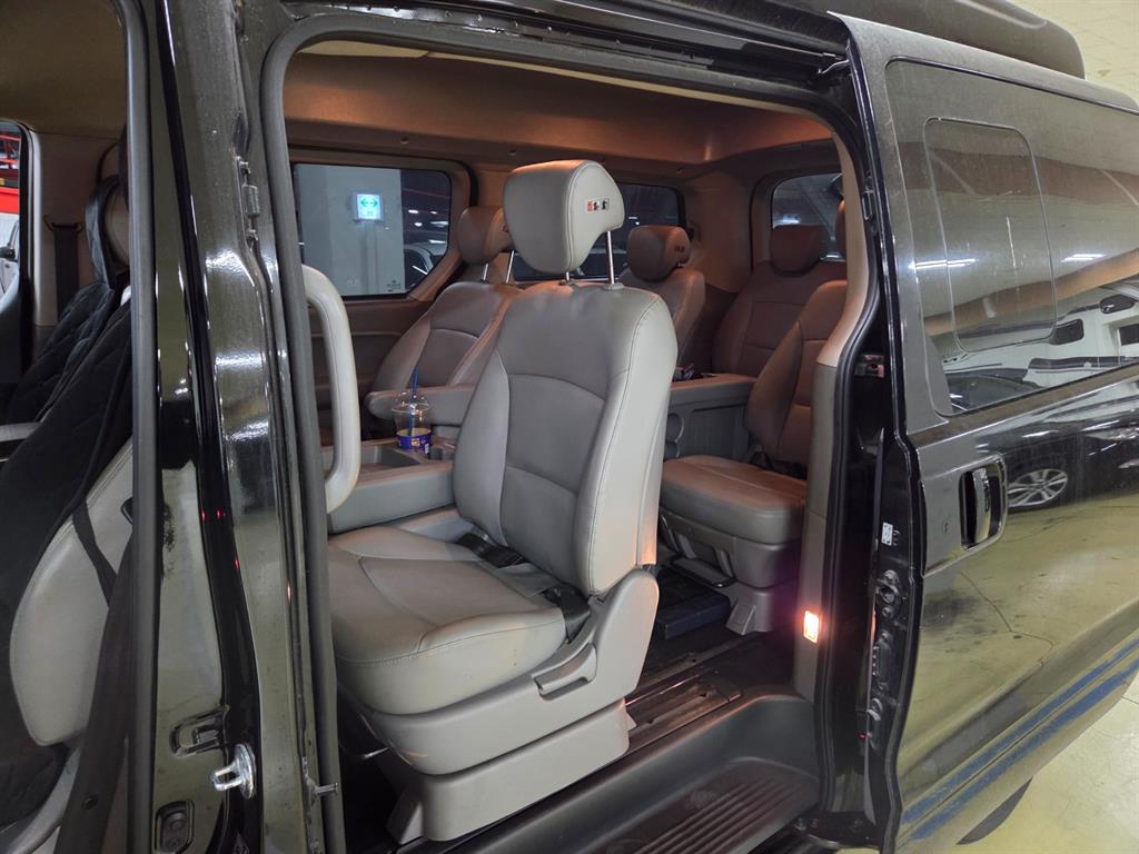 HYUNDAI Starex - Vista 7