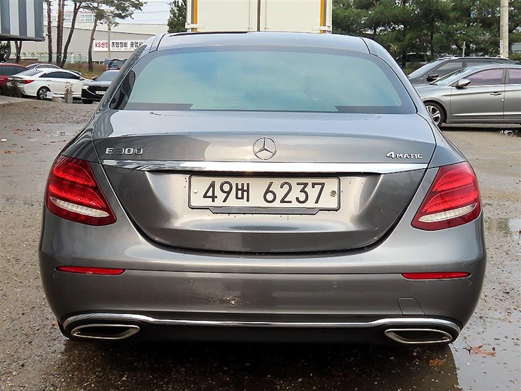 Mercedes Benz E class - Vista 4