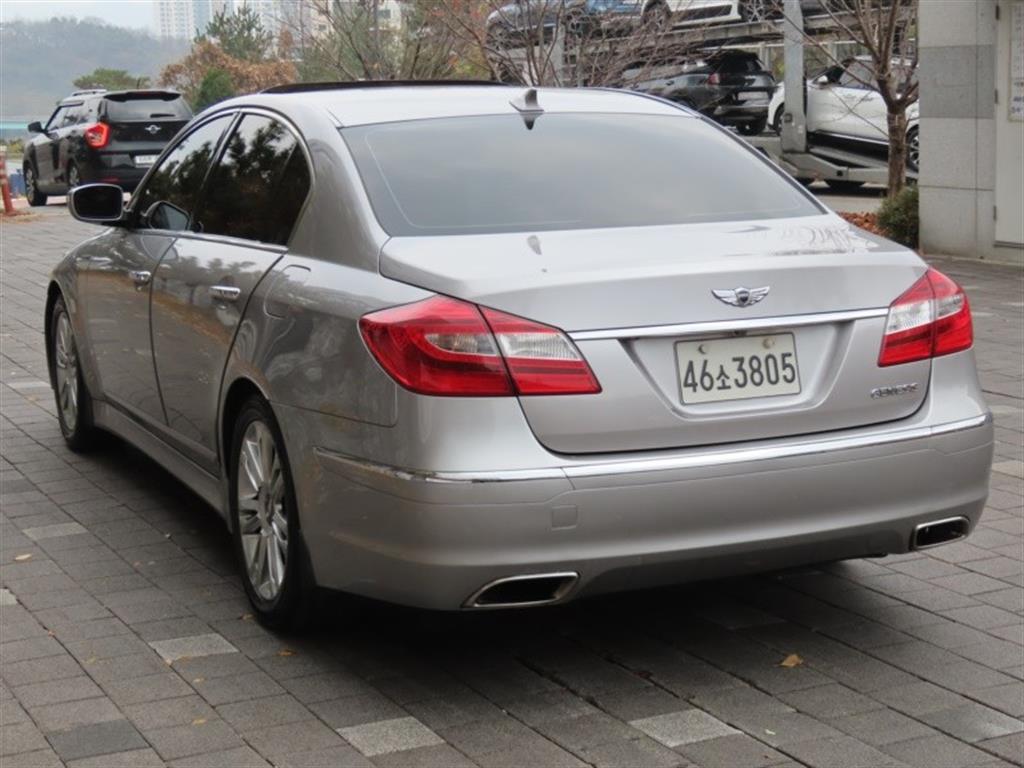HYUNDAI Genesis - Vista 7