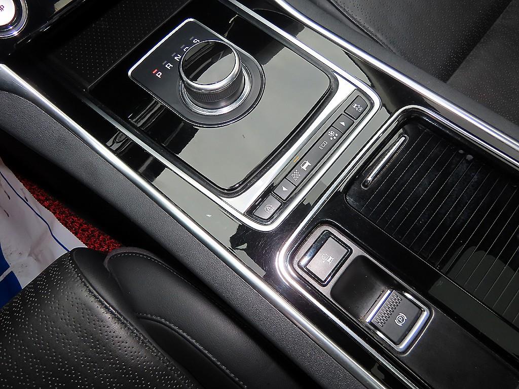 Jaguar XE - Vista 10